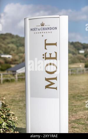 Ein Moet and Chandon Schild vor dem Hythe Imperial Hotel, Kent, Großbritannien Stockfoto