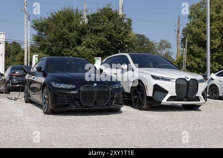 Indianapolis - 25. August 2024: BMW i4 M50 und iX xDrive50 an einer Ladestation. BMW bietet EV-Reichweite von 230 bis 300 km von einem einzelnen Saibling Stockfoto