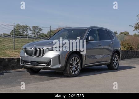 Indianapolis - 25. August 2024: BMW X5 xDrive40i wird in einem Händlerbetrieb ausgestellt. BMW bietet den X5 mit einem 375 PS starken 3,0 l Turbomotor mit 6 Zylindern an. MEIN:2024 Stockfoto