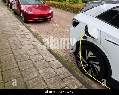 Modernes Elektroauto, das auf der Stadtstraße aufgeladen wird Stockfoto