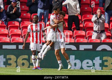 Stoke auf Trent, Großbritannien. August 2024. Stoke City Mittelfeldspieler Lewis Koumas (11) erzielt ein TOR 1-1 und feiert am 24. August 2024 im Bet365 Stadion, Stoke-on-Trent, Vereinigtes Königreich beim SKY BET EFL Championship Spiel Stoke City FC gegen West Bromwich Albion FC im Bet365 Stadion, Stoke-on-Trent, Vereinigtes Königreich Credit: Every Second Media/Alamy Live News Stockfoto