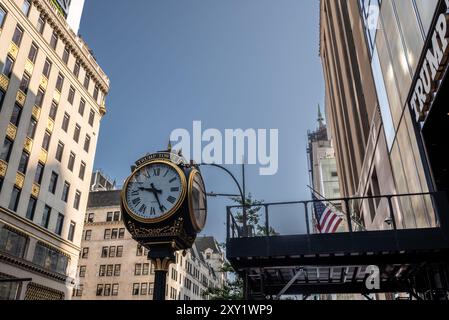 New York, NY, USA. August 2024. Ikonisches Detail der Uhr am Eingang des Trump Tower. Auf der rechten Seite erkennen Sie die goldene Trumps Aufschrift Stockfoto