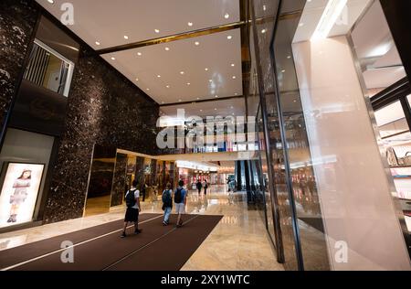 New York, NY, USA. August 2024. Leute in der Lobby des Trump Tower. Der Zugang ist für die Öffentlichkeit zugänglich und die Leute besuchen das Innere der Skyscr Stockfoto