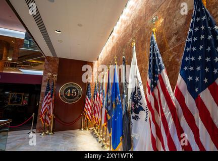 New York, NY, USA. August 2024. Das Emblem mit dem 45 in Bezug auf die Trump-Präsidentschaft, im Turm desselben Namens. Im Vordergrund Stockfoto