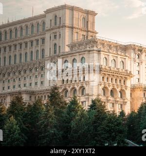 Bukarest, Rumänien, 17. Juli 2024. Fassade des Parlamentspalastes. Riesiges Gebäude über dem Grün der Stadt. Orientierungspunkt Stockfoto