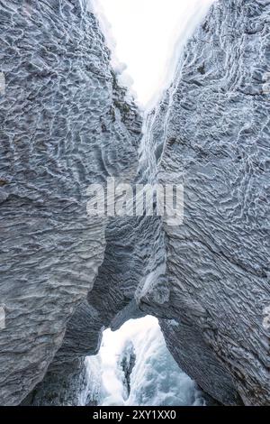 Wunderschöne Eishöhle mit Felsformationen von Wasser, das im Winter erodiert wurde, an der Natural Bridge, Yoho National Park, BC, Kanada Stockfoto