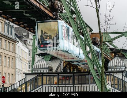 Wuppertal, Nordrhein-Westfalen, Deutschland, 17. März 2024. Bahnhof der U-Bahn der Stadt. Stockfoto