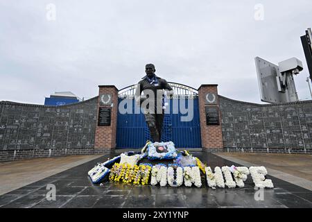 Eine allgemeine Außenansicht der Dixie Dean Statue im Goodison Park vor dem Carabao Cup Spiel Everton gegen Doncaster Rovers im Goodison Park, Liverpool, Großbritannien, 27. August 2024 (Foto: Cody Froggatt/News Images) Stockfoto