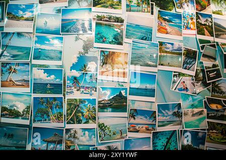 Viele Polaroidfotos vom Urlaub an der Wand. Sammlung von Sofortaufnahmen Stockfoto