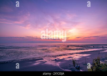 Der Sonnenuntergang über dem Mount Redoubt in Kalifornsky, Alaska. Stockfoto