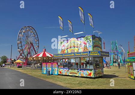 Karnevalsfahrten und Lebensmittelhändler sind auf dem Gelände und auf halbem Weg der Deschutes County Fair 2024 in Redmond, Oregon. Stockfoto