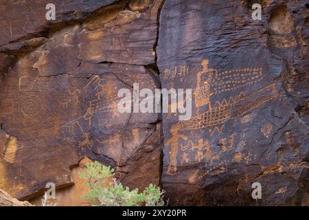 Eine prähispanische Felskunst- oder Petroglyphenplatte der Ureinwohner im Nine Mile Canyon, Utah. Stockfoto