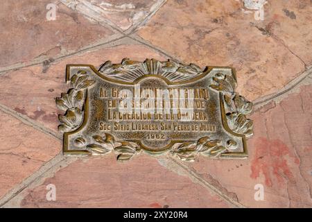 Tafel vor der Statue von General Manuel Belgrano auf der plaza von San Pedro de Jujuy, Argentinien. Stockfoto