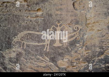 Eine prähispanische Felskunst- oder Petroglyphenplatte der Ureinwohner Fremont im Nine Mile Canyon, Utah. Abgebildet ist eine anthropomorphe Figur mit Horn Stockfoto