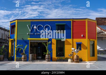 Ein bunt bemalter Weinladen in La Boca, bemalt wie die Gebäude auf Caminito. Buenos Aires, Argentinien. Stockfoto