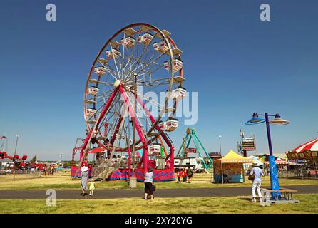 Karnevalsfahrten und Lebensmittelhändler sind auf dem Gelände und auf halbem Weg der Deschutes County Fair 2024 in Redmond, Oregon. Stockfoto