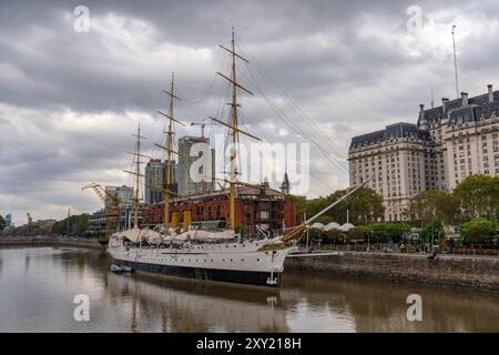 Die ARA Presidente Sarmiento, ein Museumsschiff in Puerto Madero in Buenos Aires, Argentinien. Stockfoto