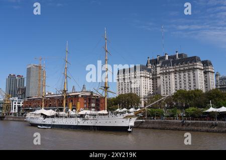 Die ARA Presidente Sarmiento, ein Museumsschiff in Puerto Madero in Buenos Aires, Argentinien. Auf der rechten Seite befindet sich das Libertador-Gebäude, das Hauptquartier des Min Stockfoto