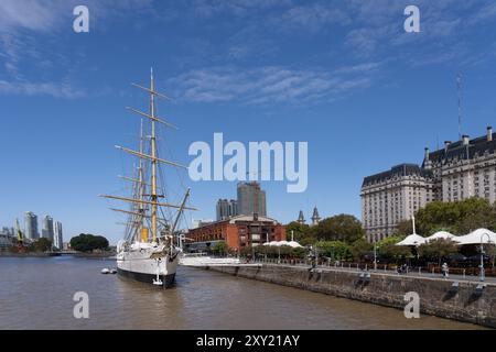 Die ARA Presidente Sarmiento, ein Museumsschiff in Puerto Madero in Buenos Aires, Argentinien. Auf der rechten Seite befindet sich das Libertador-Gebäude, das Hauptquartier des Min Stockfoto