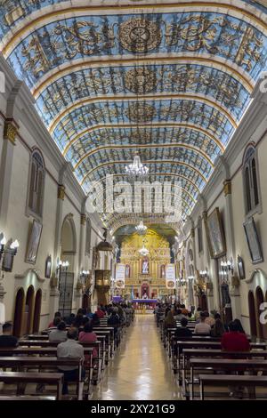 Das Schiff der Kathedrale von San Salvador de Jujuy, Argentinien, während einer Messe. Stockfoto