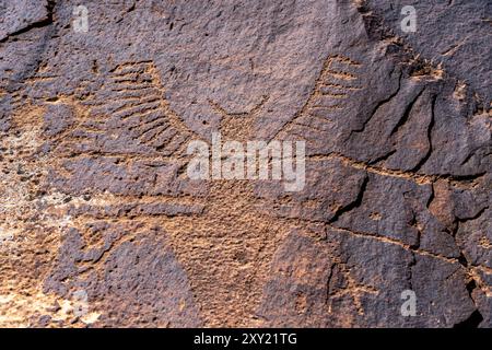 Eine prähispanische Felskunst- oder Petroglyphenplatte der Ureinwohner von Fremont im Daddy's Canyon im Nine Mile Canyon, Utah. Diese Figur trägt was Stockfoto