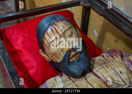 Eine handgeschnitzte Holzstatue von Jesus Christus in der Kirche unserer Lieben Frau von Barmherzigkeit in El Naranjo, Argentinien. In den 1700er Jahren von Indigenou geschnitzt Stockfoto