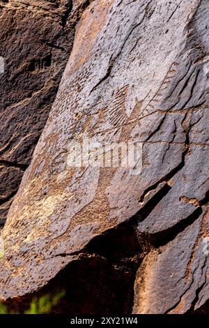 Eine prähispanische Felskunst- oder Petroglyphenplatte der Ureinwohner von Fremont im Daddy's Canyon im Nine Mile Canyon, Utah. Diese Figur trägt was Stockfoto