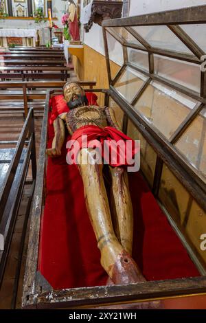 Eine handgeschnitzte Holzstatue von Jesus Christus in der Kirche unserer Lieben Frau von Barmherzigkeit in El Naranjo, Argentinien. In den 1700er Jahren von Indigenou geschnitzt Stockfoto