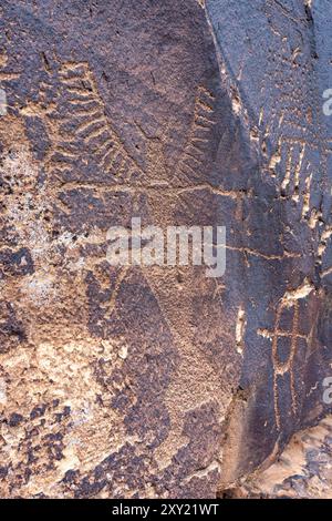 Eine prähispanische Felskunst- oder Petroglyphenplatte der Ureinwohner von Fremont im Daddy's Canyon im Nine Mile Canyon, Utah. Diese Figur trägt was Stockfoto