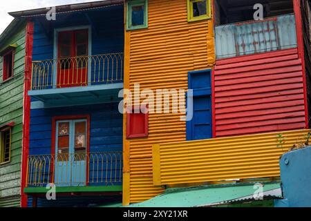 Bunt bemalte Gebäude am Caminito, einer Straße in La Boca, Buenos Aires, Argentinien. Stockfoto