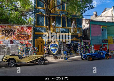 Fußball- oder Fußball-Souvenirladen in La Boca, Buenos Aires, Argentinien. Statuen von Papst Franziskus und Fußballstar Diego Maradona befinden sich auf den Balkonen darüber. Stockfoto