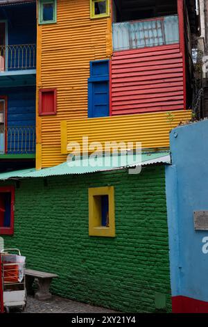 Bunt bemalte Gebäude am Caminito, einer Straße in La Boca, Buenos Aires, Argentinien. Stockfoto