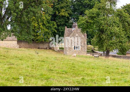 Eine Creamery, die 1917 von Sir Edwin Lutyens im Stil einer Taubenkote auf der Bowl Farm in der Nähe des Dorfes Lower Swell in Cotswold, Gloucestershire, Großbritannien, erbaut wurde Stockfoto