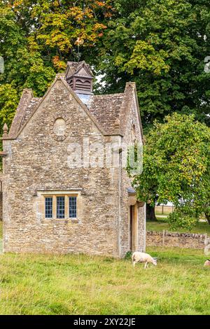 Eine Creamery, die 1917 von Sir Edwin Lutyens im Stil einer Taubenkote auf der Bowl Farm in der Nähe des Dorfes Lower Swell in Cotswold, Gloucestershire, Großbritannien, erbaut wurde Stockfoto