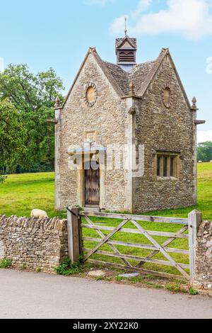 Eine Creamery, die 1917 von Sir Edwin Lutyens im Stil einer Taubenkote auf der Bowl Farm in der Nähe des Dorfes Lower Swell in Cotswold, Gloucestershire, Großbritannien, erbaut wurde Stockfoto