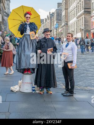 Edinburgh Festival Fringe Künstler verteilen Werbebroschüren auf der Royal Mile, Edinburgh, Schottland, Vereinigtes Königreich Stockfoto