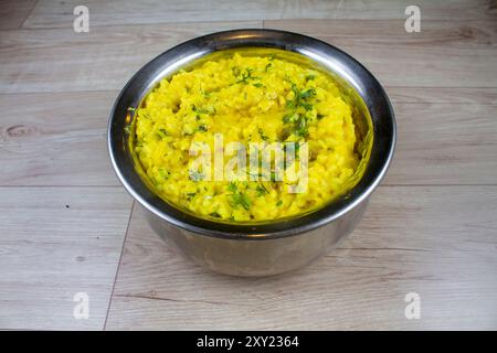 Dal Khichdi Fry mit Ghee, serviert in einer Schüssel. Leckere indische Eintopfmahlzeit. Selektiver Fokus Stockfoto