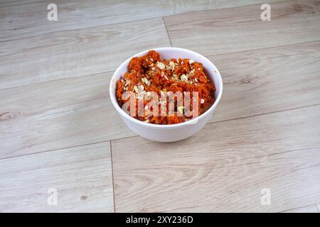 Gajar ka Halwa ist ein köstlicher süßer Dessertpudding auf Karottenbasis aus Punjab, Indien. Wird im Winter, bei Hochzeiten und Festivals serviert. Stockfoto