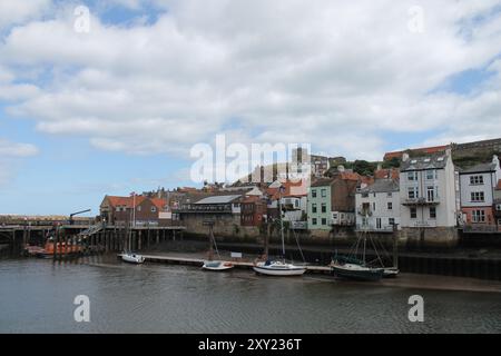 Whitby North Yorkshire UK 21. August 21. August 2024 Whitby ist eine britische Küstenstadt mit Booten, die in einem heißen Sommer im Hafen verankert sind Stockfoto