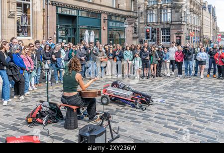 Street Performer und Publikum auf der Royal Mile beim Edinburgh Fringe Festival, Schottland, Großbritannien Stockfoto