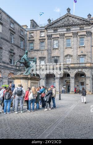 Tourgruppe an der Alexander und Bucephalus Statue in Chambers Court, Edinburgh, Schottland, Großbritannien Stockfoto