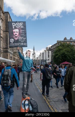 Edinburgh Festival Fringe-Künstler verteilt Werbebroschüren auf der Royal Mile, Edinburgh, Schottland, Vereinigtes Königreich Stockfoto