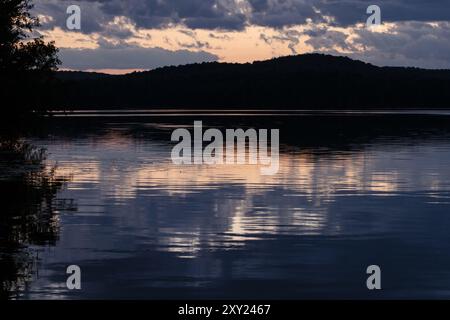 Wunderschöner Sonnenuntergang über dem Wasser im Algonquin Park Ontario Stockfoto