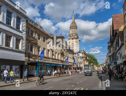 Blick auf die High Street mit der All Saints Kirche und dem überdachten Markt auf der linken Seite, Oxford, Oxfordshire, England, Großbritannien Stockfoto