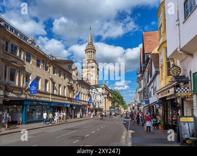 Blick auf die High Street mit der All Saints Kirche und dem überdachten Markt auf der linken Seite, Oxford, Oxfordshire, England, Großbritannien Stockfoto