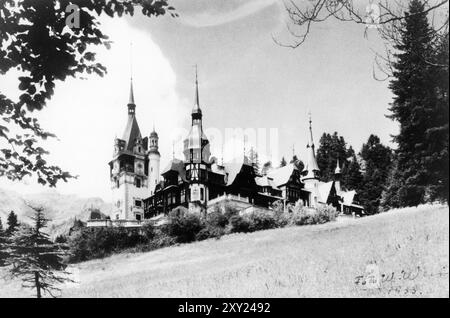 1900 Archivio Storico Olycom/LaPresse Il Castello di Peles (in rumeno Castelul Peleș, pronuncia [kasˈtelul ˈpeleʃ]) è un edificio costruito in stile neorinascimentale tedesco vicino a Sinaia, nel distretto di Prahova, Rumänien. Nella Foto: Castello di Peles im Foto: Schloss Peles Credit: LaPresse/Alamy Live News Stockfoto