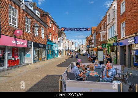 Café und Geschäfte an der High Street, Salisbury, Wiltshire, England, Großbritannien Stockfoto