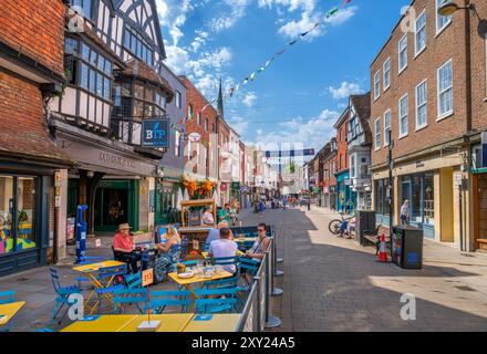 Café und Geschäfte an der High Street, Salisbury, Wiltshire, England, Großbritannien Stockfoto