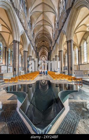 Taufbecken im Kirchenschiff der Kathedrale von Salisbury, Salisbury, Wiltshire, England, Vereinigtes Königreich Stockfoto