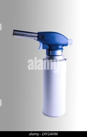 Gasbrenner auf einer Dose. Nahaufnahme. Isoliert auf grauem Hintergrund. Stockfoto